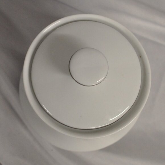 Silverie 12 oz vintage Iris sugar bowl with lid porcelain? (219w) - Picture 7 of 12